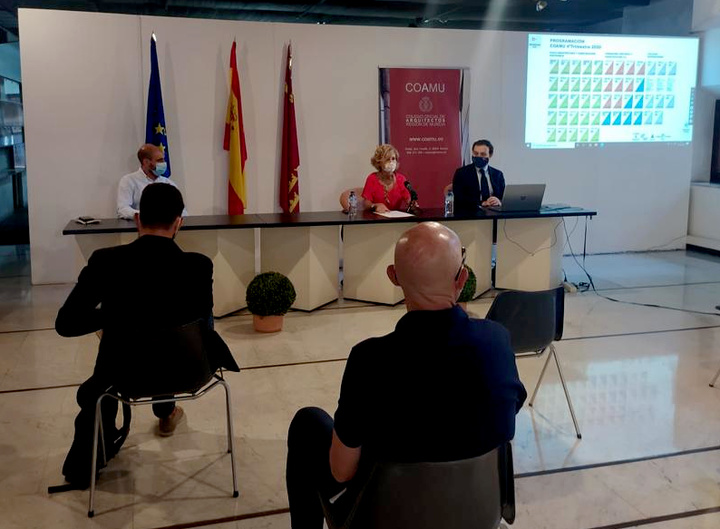 El director general de Territorio y Arquitectura, Jaime Pérez Zulueta, y la decana del Colegio de Arquitectos de la Región de Murcia, María José Peñalver, durante la presentación la programación de actividades sobre arquitectura y construcción sostenible