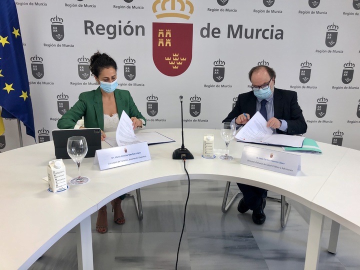 La consejera de Turismo, Juventud y Deportes, Cristina Sánchez, firma, junto al director general de Salud Pública y Adicciones, José Carlos Vicente, el protocolo para promover, formar e informar a los jóvenes sobre prevención de adicciones y hábitos de vida saludables