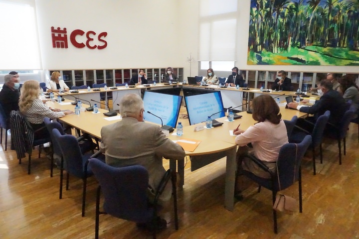 El consejero de Empleo, Investigación y Universidades, Miguel Motas, presidió la reunión del Consejo Interuniversitario