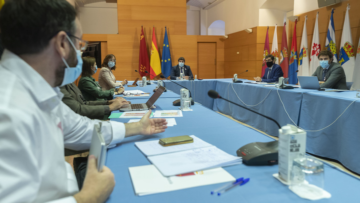 El jefe del Ejecutivo regional, Fernando López Miras, preside la reunión del Comité de Seguimiento Covid-19