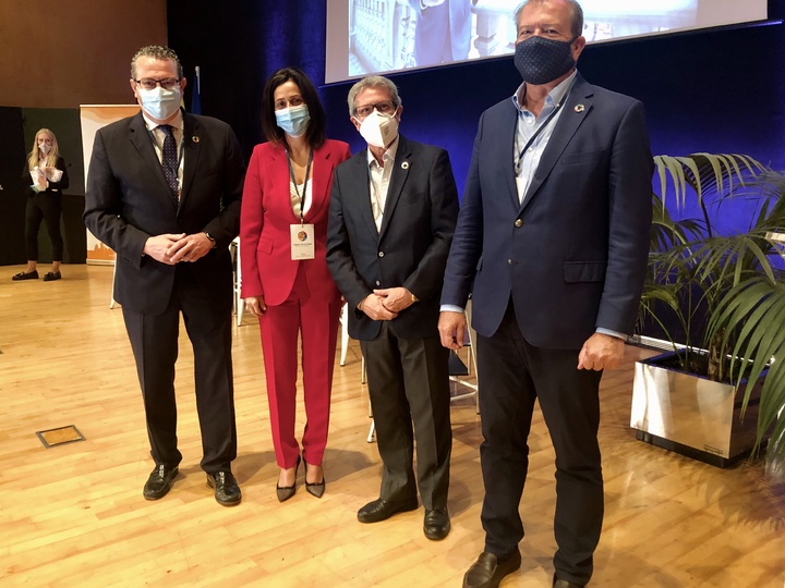 La consejera de Turismo, Juventud y Deportes, Cristina Sánchez, junto al alcalde de Benidorm, Antonio Cerezo(izq), presidente del Grupo Informaria, Manuel Bellido (2d) y el presidente de la Comisión de Smart Cities de AMETIC, Adolfo Borrero (d) en el congreso 'Digital Tourist 2020'
