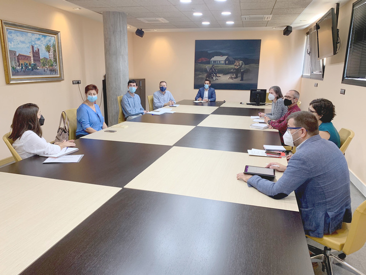 El director general de Vivienda, José Francisco Lajara, (al fondo) durante la reunión de seguimiento del convenio con Cáritas, Columbares y Jesús Abandonado sobre las ayudas de alquiler social para evitar los desahucios durante la pandemia