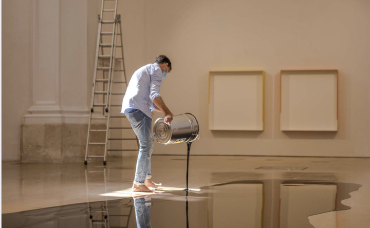 Imagen del catálogo en la que se ve a Rainer Splitt realizando el vertido en la Sala Verónicas
