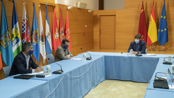 El jefe del Ejecutivo autonómico, Fernando López Miras, preside la mesa de trabajo para diseñar un plan regional de rescate para el sector de la hostelería/2