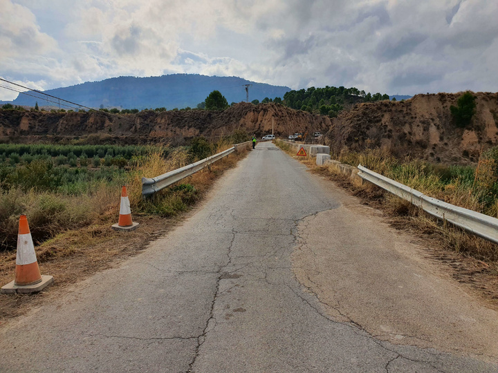 Fomento acondiciona el camino de servicio que cruza el río Pliego en el municipio de Mula (3)