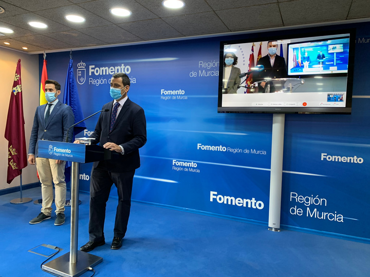 El consejero de Fomento e Infraestructuras, José Ramón Díez de Revenga, y el alcalde de Caravaca, José Francisco García, presentan en rueda de prensa telemática el convenio para la regeneración del casco urbano de la localidad que permitirá la rehabilitación de 60 viviendas