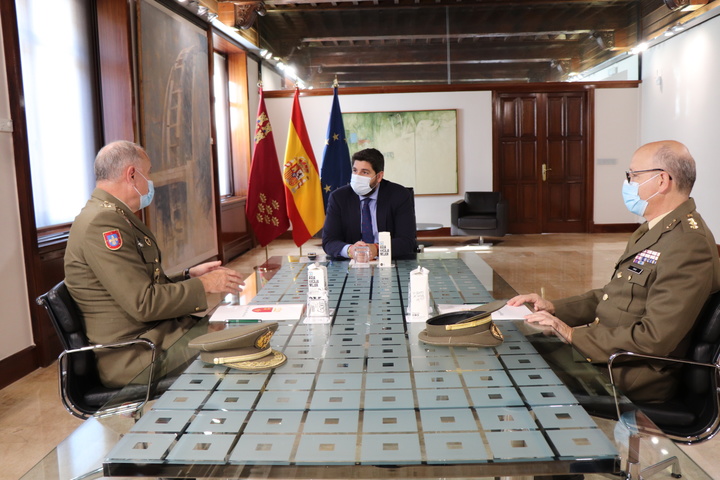 El presidente de la Comunidad, Fernando López Miras, recibe al Jefe de Mando de Adiestramiento y Doctrina (MADOC) del Ejército de Tierra con sede en Granada, Teniente General Jerónimo de Gregorio y Monmeneu, en su primera visita institucional a la Región de Murcia. Les acompaña el comandante militar de Murcia, Coronel Carlos Javier Frías