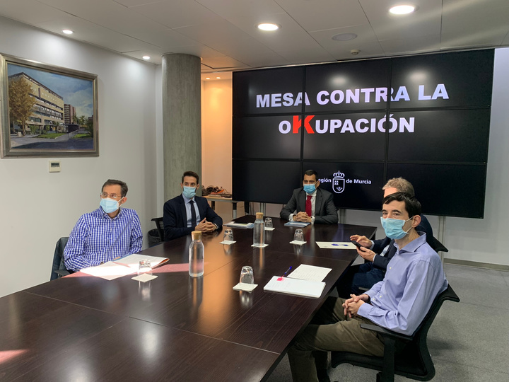 El consejero de Fomento e Infraestructuras, José Ramón Díez de Revenga, durante la reunión de constitución de la Mesa contra la Okupación compuesta por miembros colegios profesionales, organizaciones de consumidores y representantes de empresas de seguridad y suministros (2)