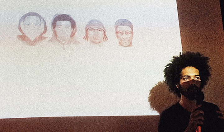 Imagen del artista visual Rubén H. Bermúdez durante una conferencia