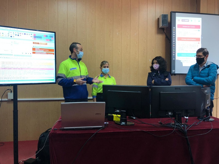 Los consejeros de Transparencia, Participación y Administración Pública, Beatriz Ballesteros, y de Salud, Manuel Villegas, comprueban la aplicación '112 Recursos'