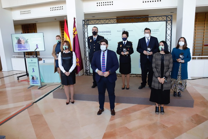 El presidente López Miras, junto a los premiados en el acto institucional del Día Internacional para la Eliminación de la Violencia contra la Mujer