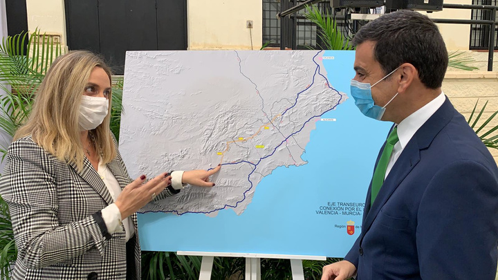 El consejero de Fomento e Infraestructuras, José Ramón Díez de Revenga, y su homóloga en la Junta de Andalucía, Marifran Carazo, durante la reunión mantenida hoy en la que han analizado la situación del Corredor Mediterráneo en sus respectivas comunidades (2)