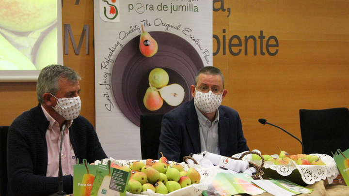 El director general José Gómez, junto al presidente de la Denominación de Origen Protegida, José Verdú, durante la campaña de promoción de la Pera de Jumilla