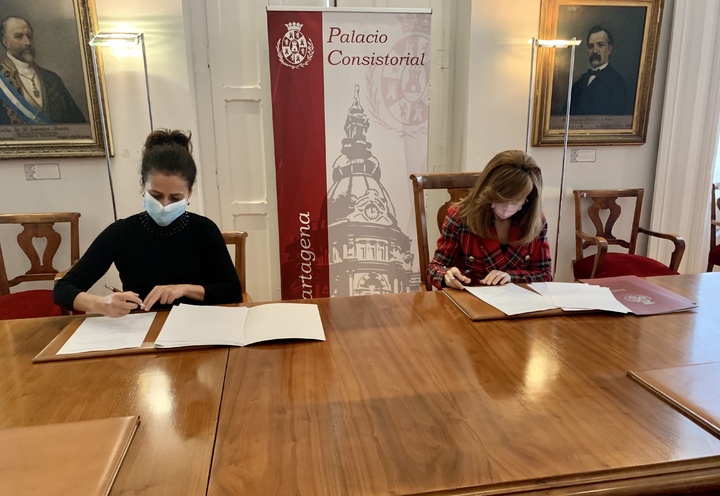 La consejera de Turismo, Juventud y Deportes, Cristina Sánchez y la alcaldesa de Cartagena, Ana Belén Castejón, firman el protocolo de adhesión de la ciudad portuaria al Sistema Integral de Calidad Turística Española en Destinos