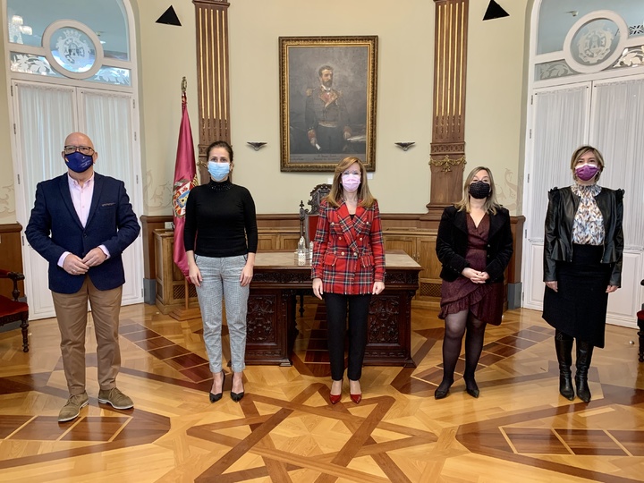 La consejera Cristina Sánchez junto a la alcaldesa Ana Belén Castejón, el concejal de Turismo, Manuel Padín (1i), la directora general de Competitividad y Calidad Turísticas, Esther Tenza (2d), y la concejal delegada de Turismo, Cristina Pérez (1d), tras la firma de adhesión de Cartagena al Sicted