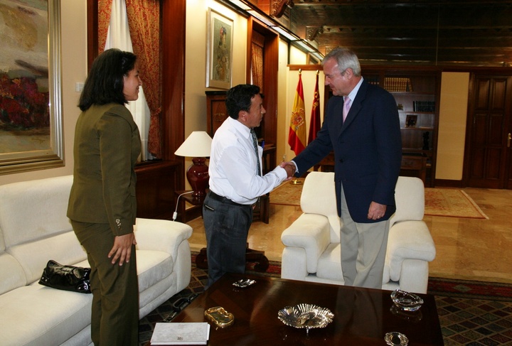 El presidente Valcárcel recibe al cónsul de Bolivia en la Región