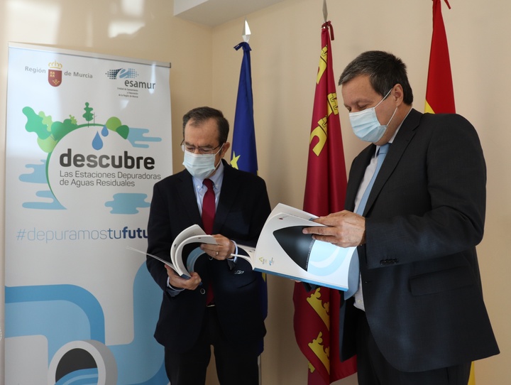 El director general de Entidad de Saneamiento y Depuración de Aguas Residuales de la Región de Murcia, Ignacio Díaz Rodríguez-Valdés, junto a José García Gómez, presidente de Agrupal, durante la presentación de la guía