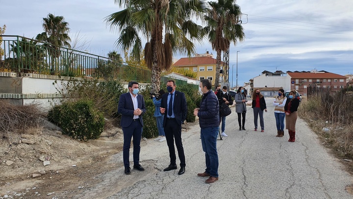 El consejero Antonio Luengo, junto al alcalde de Ceuti Juan Felipe Cano y el DG del Agua, Sebastián Delgado, en el Camino Viejo del Cementerio.