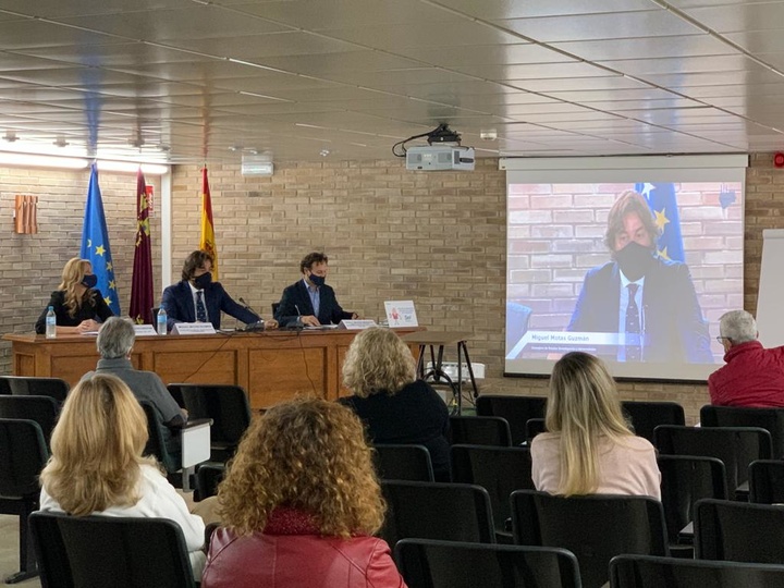 El consejero Miguel Motas participó en la jornada de puertas abiertas del Centro de Referencia Nacional de Química de Cartagena