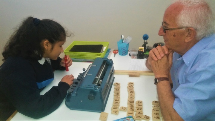 Una niña con discapacidad visual, estudiante del Centro Educativo 'San José Obrero', utiliza materiales educativos adaptados para su aprendizaje.