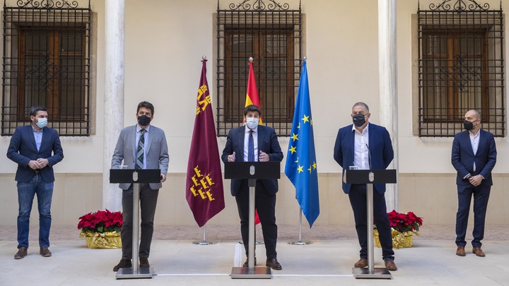El jefe del Ejecutivo regional, Fernando López Miras, se reunió con el presidente de la Diputación de Alicante, Carlos Mazón, y el presidente del Sindicato Central de Regantes del Acueducto Tajo-Segura (Scrats), Lucas Jiménez (1)