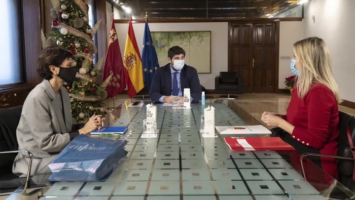 El jefe del Ejecutivo regional, Fernando López Miras, se reúne con la presidenta de la Fundación MTorres y vicepresidenta de MTorres Diseños Industriales, Yolanda Torres