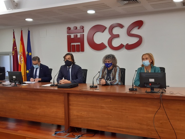 El consejero de Empleo, Investigación y Universidades, Miguel Motas, presidió el Consejo Interuniversitario celebrado esta mañana 2