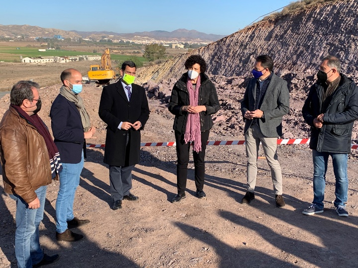 El consejero de Fomento e Infraestructuras, José Ramón Díez de Revenga, y la alcaldesa de Puerto Lumbreras, María Ángeles Túnez, durante su visita a las obras de mejora de la carretera que conecta el municipio de Puerto Lumbreras con la diputación lorquina de Almendricos (RM-D17)