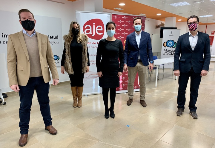 La consejera Cristina Sánchez flanqueada por el director de Juventud, Raúl Puche (1d), el presidente de Asociación de Jóvenes Empresarios de la Región de Murcia, Ginés Ángel García (2d), el gerente de AJE, David Lopera (1i), y la secretaria general de AJE, Macarena Perona (2i)
