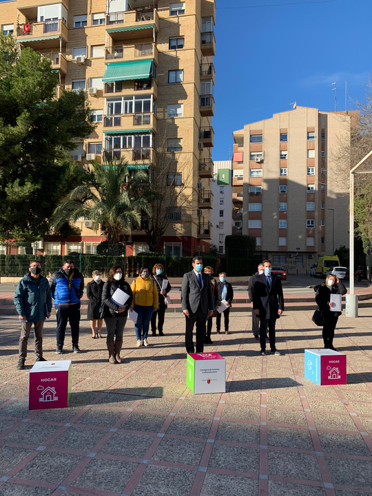 Entrega de escrituras a los nuevos propietarios de viviendas 2/3