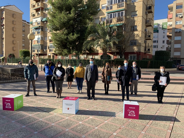 Entrega de escrituras a los nuevos propietarios de viviendas 3/3