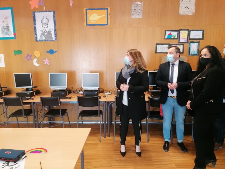 La consejera de Educación y Cultura, Esperanza Moreno, visita el Instituto de Enseñanza Secundaria Bartolomé Pérez Casas acompañada por el director del centro y la concejala de Educación