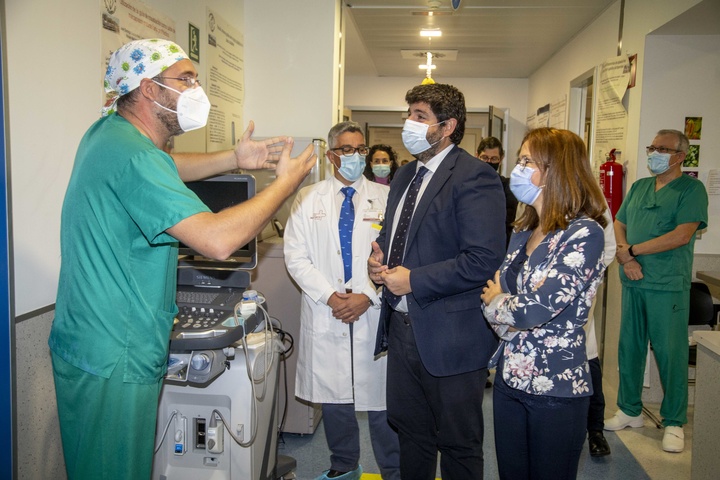 Fernando López Miras, durante su visita a la Unidad de Hemodinámica de Cartagena
