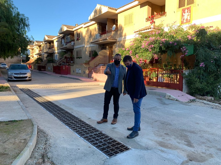La Comunidad instala rejillas para la evacuación de agua en varias calles de Pliego para evitar daños en caso de lluvias fuertes
