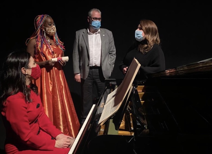 La consejera de Educación y Cultura, Esperanza Moreno, visitó la grabación de 'Un regalo de Navidad'