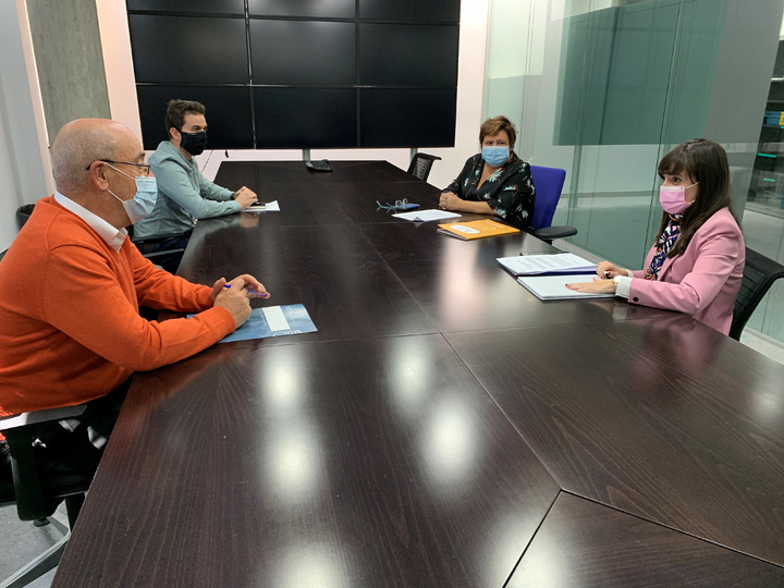 La directora de Movilidad y Litoral, Marina Munera, y la presidenta de la Federación de Asociaciones Murcianas de Personas con Discapacidad Física y Orgánica (Famdif/Cocemfe) Carmen Gil, durante una reunión en la que hablaron de las ayudas al transporte de personas con discapacidad