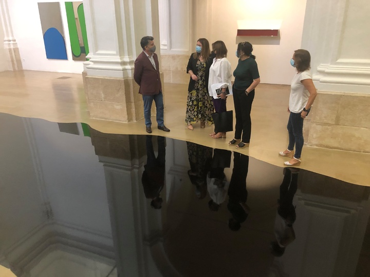 Imagen de la visita de la consejera de Educación y Cultura, Esperanza Moreno, a la exposición 'Chromotopia' del artista Ranier Splitt en la Sala Verónicas
