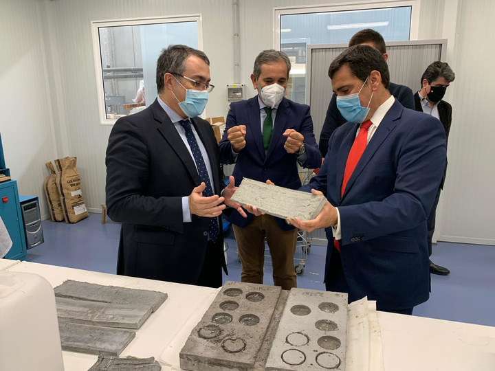 El consejero de Fomento e Infraestructuras, José Ramón Díez de Revenga, durante su visita al Centro Tecnológico de la Construcción.