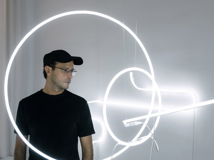 Imagen del artista Pedro Torre con una de las obras de la exposición 'No calma, no cura, no sublima'