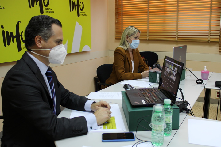 El director del Instituto de Fomento, Diego Rodríguez-Linares junto a la consejera de Empresa, Industria y Portavocía, Ana Martínez Vidal