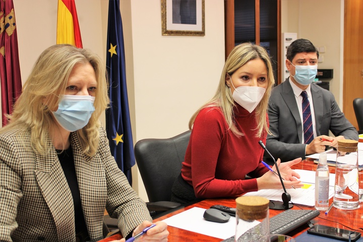 La consejera de Empresa, Industria y Empresa, Ana Martínez Vidal junto a la directora general de Comercio e Innovación Empresarial, María José Ros, y el secretario general de la consejería, José Gabriel Sánchez