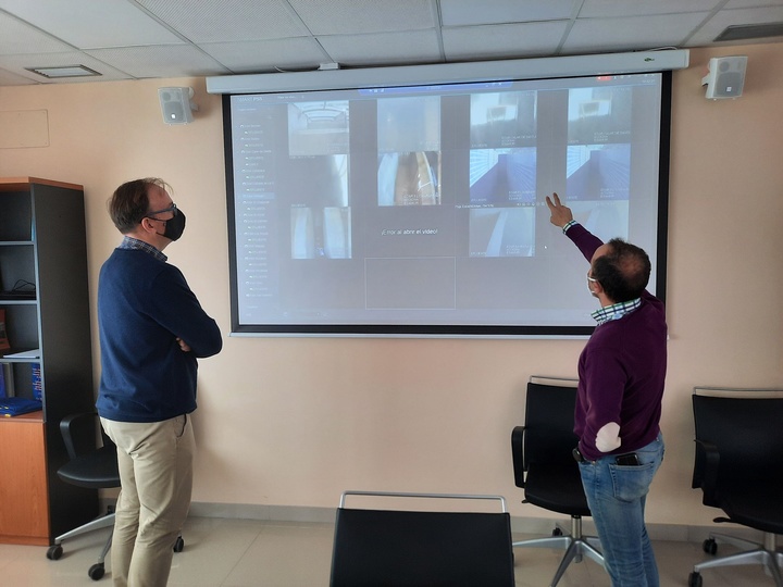 Técnicos de Entidad de Saneamiento y Depuración de Aguas Residuales de la Región de Murcia supervisan el sistema de control remoto que la Comunidad va a instalar en 39 depuradoras de la Región de Murcia