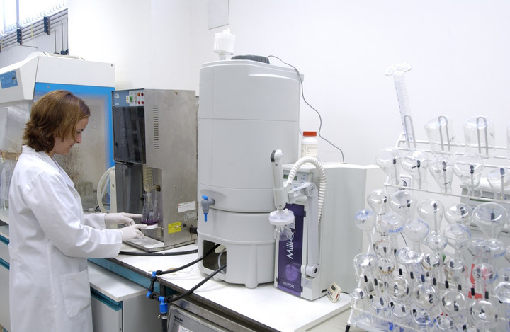 Personal de Esamur, Entidad de Saneamiento y Depuración de Aguas Residuales de la Región de Murcia, trabaja en las investigaciones para la mejora de la calidad de las aguas depuradas con soluciones innovadoras y sostenibles