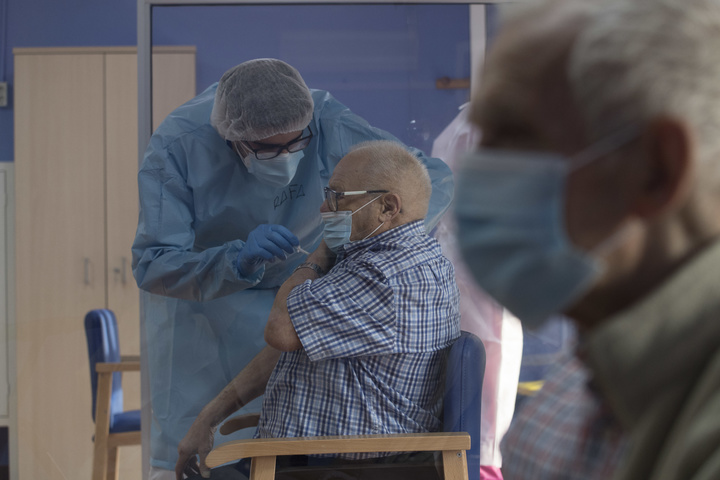 La Región de Murcia comienza a administrar la segunda dosis de la vacuna frente al covid-19 en residencias de mayores y centros sociosanitarios/2