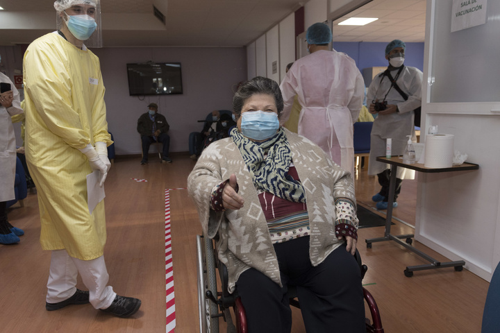 La Región de Murcia comienza a administrar la segunda dosis de la vacuna frente al covid-19 en residen cias de mayores y centros sociosanitarios/3
