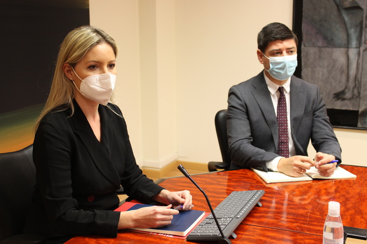 La Consejera de Empresa, Industria y Portavocía, Ana Martínez Vidal, junto al secretario general, José Gabriel Sánchez