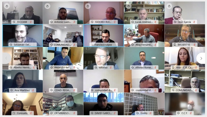 El consejero Antonio Luengo durante el encuentro con 48 representantes de comunidades de regantes de la Región de Murcia