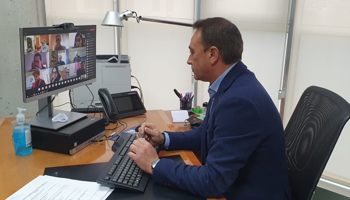 El secretario general de la Consejería de Mujer, Igualdad, Lesbianas, Gays, Transexuales, Bisexuales e Intersexuales, Familias y Política Social, Antonio Sánchez, en la Comisión de coordinación para la atención de personas solicitantes y beneficiarias de protección internacional