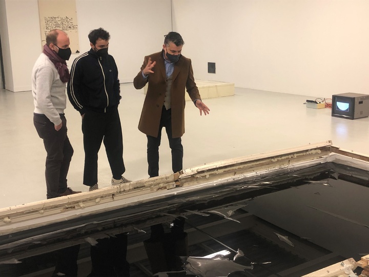 Imagen del director general del Instituto de las Industrias Culturales y las Artes, Juan Antonio Lorca, con el artista Alex Marco y el comisario Aurélien Le Genissel visitando la exposición 'Un suceso inesperado'