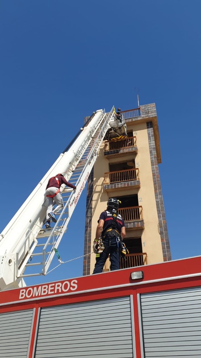 Aspirantes a bombero-conductor realizando la prueba de vértigo